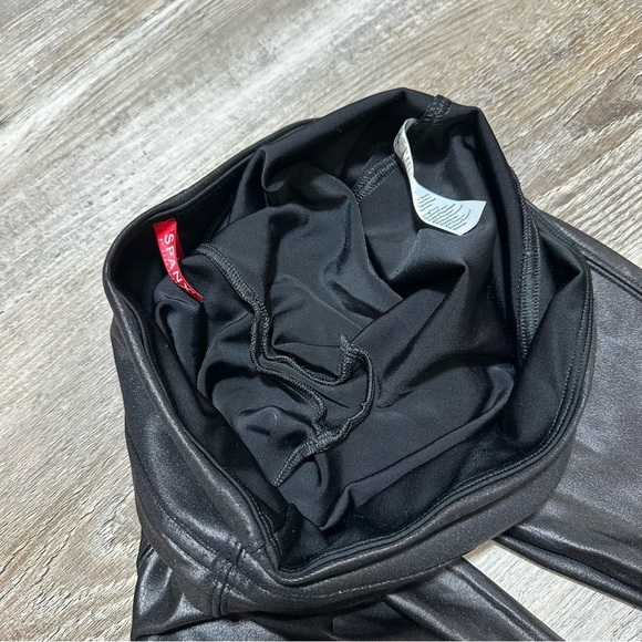 Spanx Women's faux leather Leggings, Size Small- Black shape wear like new - Picture 9 of 9